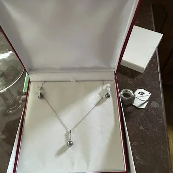Gorgeous 14kwg, Diamond & Tahitian Pearl Necklace & Earrings